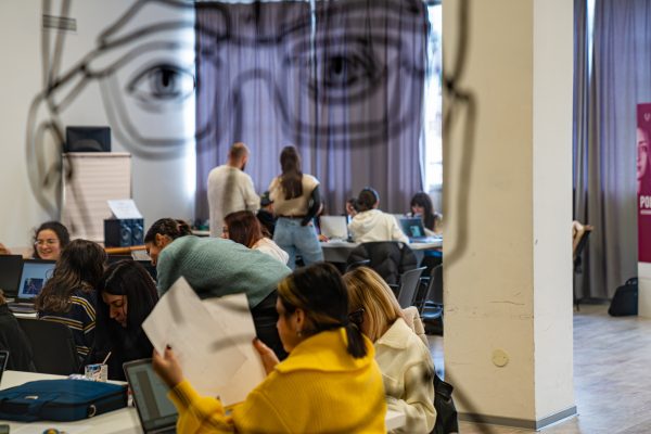 ragazzi in aula durante la lezione