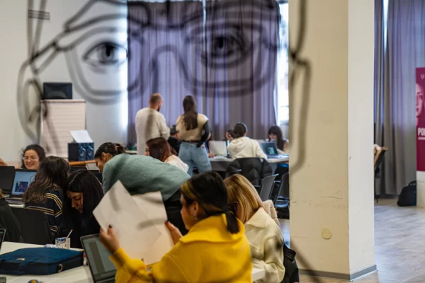 ragazzi in aula durante la lezione